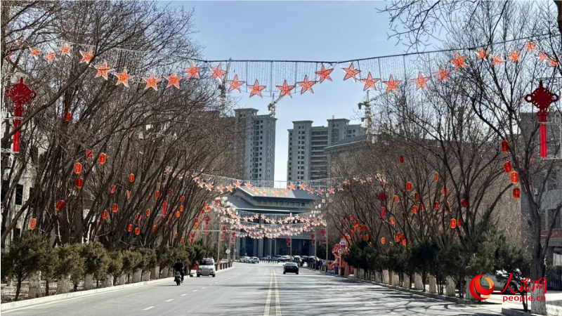迎宾路上的新春氛围。人民网 娜地拉摄