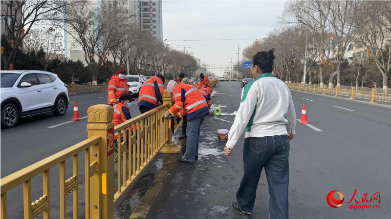 古丽苏木所长检查作业情况。人民网 娜地拉摄