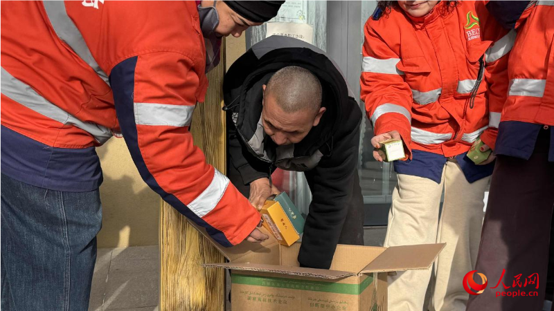 视障人士奥斯曼・穆萨捐赠爱心物资。人民网 娜地拉摄