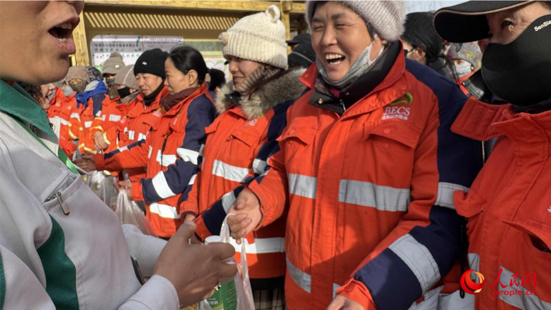 一线职工领取爱心物资。人民网 娜地拉摄