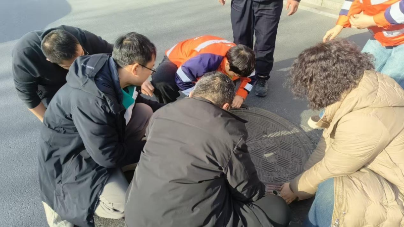 自来水井盖发现破损。哈密市北控城市服务有限公司供图