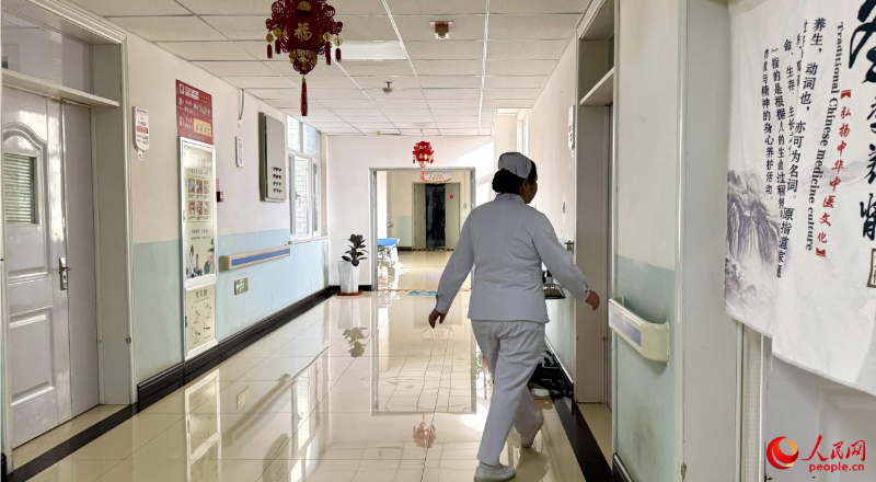 正骨科护士长阿热孜古丽·依夏克查房。人民网 娜地拉摄