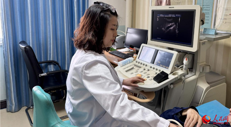 党外知识分子、副主任医师热依汗·赛依提正在专注工作。人民网 娜地拉摄