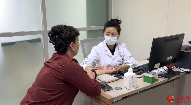 党外知识分子、副主任医师阿达来提·艾依沙坐诊。人民网 娜地拉摄