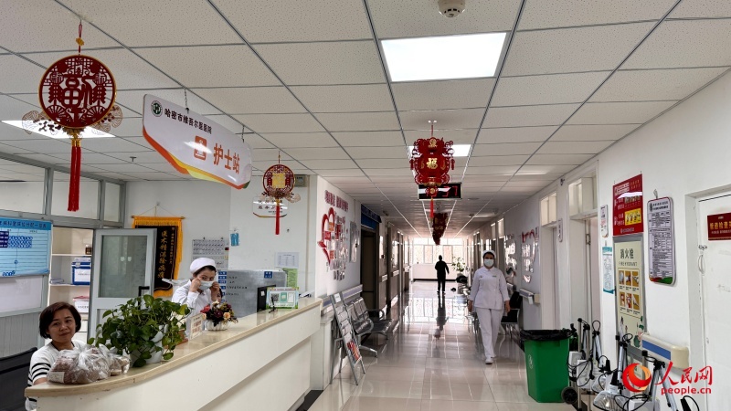 医院走廊内新春装饰。人民网 娜地拉摄