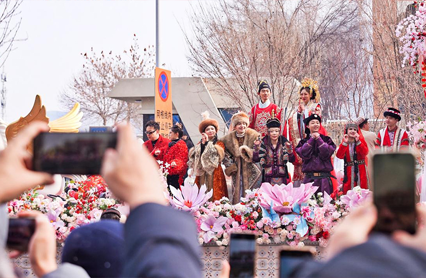 非遗闹年俗！乌鲁木齐社火巡游再次开锣