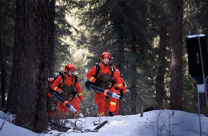 新疆天池有一抹橙