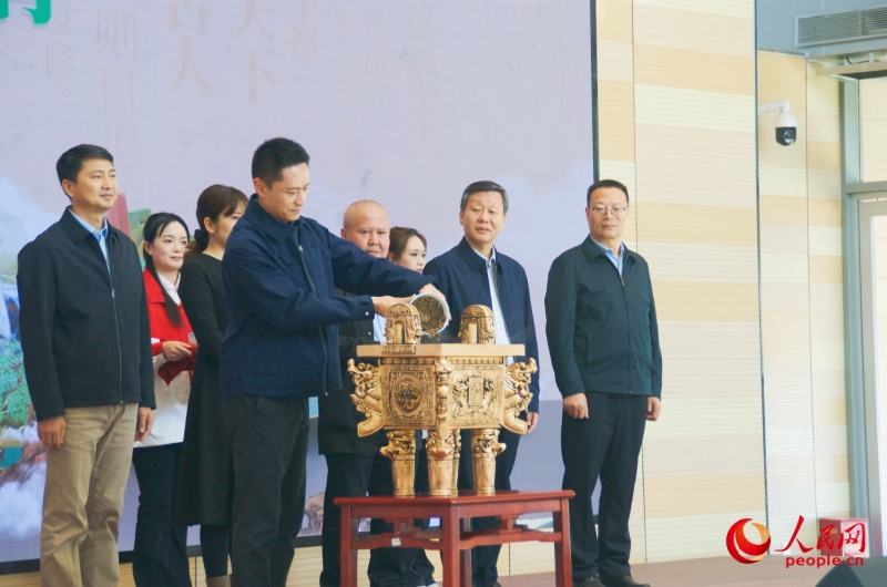 各地代表依次将取自本地的故土汇入“山河鼎”。人民网 娜地拉摄