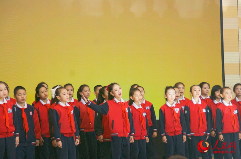 学生合唱《左公柳》。人民网 娜地拉摄