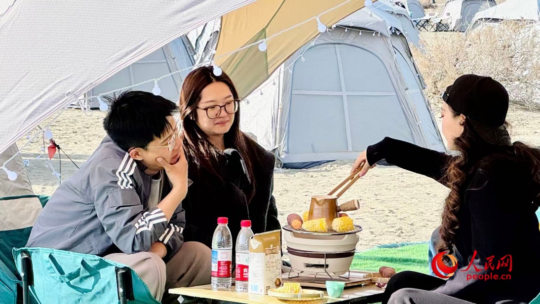 露營野炊區的落日咖啡館、烈焰食集，全方位滿足游客的味蕾。人民網 李龍攝