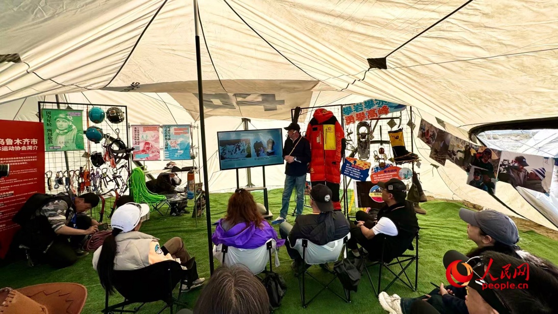 游客在世界魔鬼城帐篷营地聆听户外攀登知识讲解。人民网 李龙摄