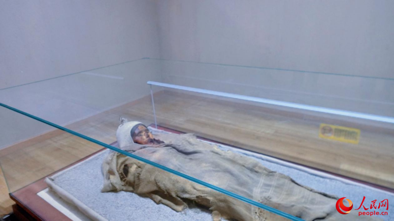 楼兰美女干尸,距今约3800年左右,2004年出土于楼兰墓葬群。年龄约25岁,全身以毛纺织服饰包裹,头戴尖顶毡帽,脚穿皮靴,“楼兰美女”是新疆古代文明的重要见证,也是丝绸之路早期人群迁徙与文化交流的证明。人民网 娜地拉摄