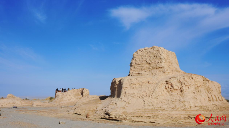 东大寺是米兰遗址保存较为完整的建筑,分上下两层,外围有较高院墙,寺内佛龛尚存半浮塑菩萨和天王像。据记载,我国古代著名高僧法显、玄奘及北魏西行僧人惠生等,在西去天竺途中曾在此讲法拜佛。人民网 娜地拉摄
