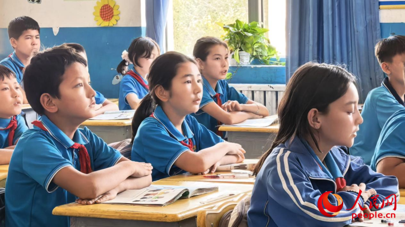 6月16日，正在上英语课的阿迪拉·阿力木（左二）。人民网 娜地拉摄
