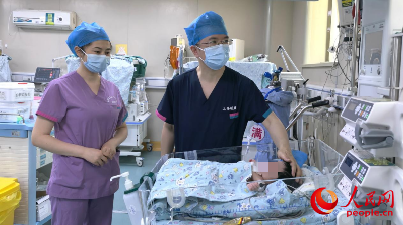 6月14日，张国庆医生在新生儿重症监护室为小茹菲娜做检查。人民网 娜地拉摄