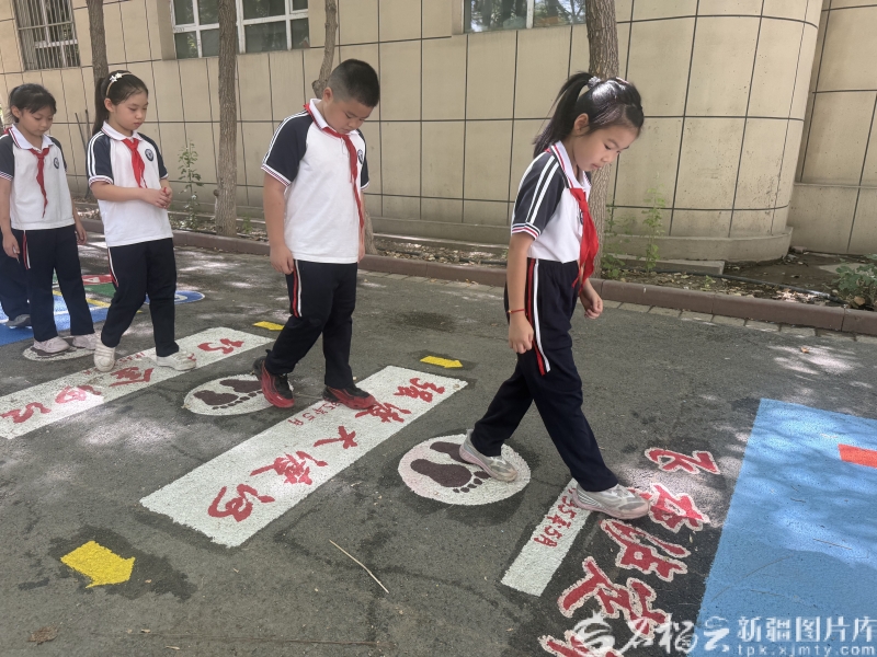 長征，看哭新疆娃的第一課
