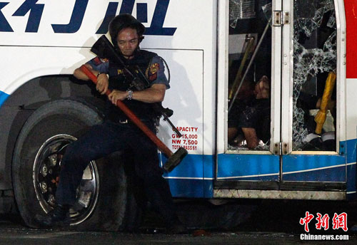 菲利宾警方强攻被劫持旅游车 击毙劫匪