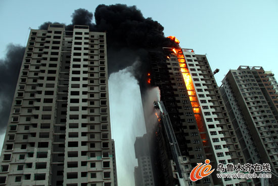 乌鲁木齐一在建26层高楼起火