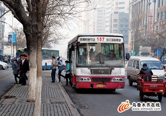 乌市交警整治公交车交通违法行为 两小时查36
