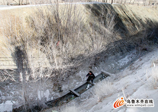 乌鲁木齐在线讯(记者王卢俊茹)12月18日,在新医大六附院的脊柱外科病房里,73岁的杨福章躺在病床上连说,太倒霉了。除了面部被缝了50针,左眼球充血之外,他胸椎压缩性骨折,多根肋骨骨折,右肺挫伤、胸腔积液。 造成如此重伤是在一周前,他在西山陶瓷厂家属院里散步时,在一条水渠旁不慎滑倒,顺着约十二米的斜坡滚落下去,跌进了1米多深的渠道里。 目前杨福章躺在病床上,无法自理,他的三个子女轮换看护。他的大女儿杨淑玲表示,水渠就在家属区里,却无任何安全警示牌,也没防护措施。他们将为父亲讨个说法。 20