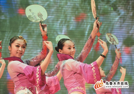 乌市艺术剧院的演员在表演舞蹈《茉莉花》