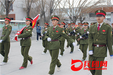 农九师小白杨中学举行少年军校国旗方队培训活
