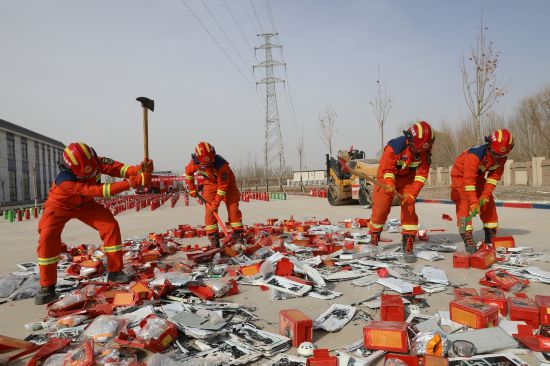 图为阿克苏地区消防救援支队的消防救援人员用消防锤销毁不合格消防产品。汪渝摄