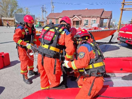 图为阿勒泰地区福海县消防救援大队正在进行水域救援专业技术培训。王金玉供图