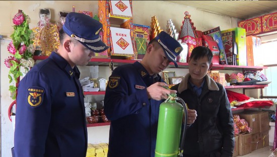 圖為伊犁州消防救援支隊對轄區祭祀用品銷售點開展檢查及宣傳。李忠祥攝