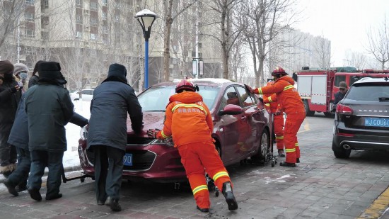 克拉瑪依市消防救援支隊對堵塞消防通道的車輛進行挪移。王鋒飛供圖