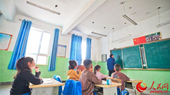 达里雅布依乡中心小学一年级学生们正在上课。人民网 李欣洋摄 达里雅布依乡中心小学一年级学生们正在上课。人民网 李欣洋摄